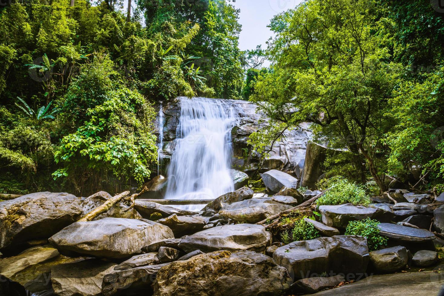 achtergrond wallpaper natuur bos heuvel waterval. thailand doi inthanon. reizen natuur. reizen ontspannen. siliphum waterval. foto
