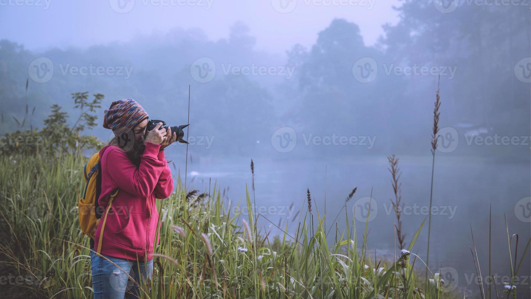jonge vrouwen reizen om foto's te maken van prachtige natuurlijke bossen, pang ung- en dennenbossen in de provincie mae hong son, thailand. foto