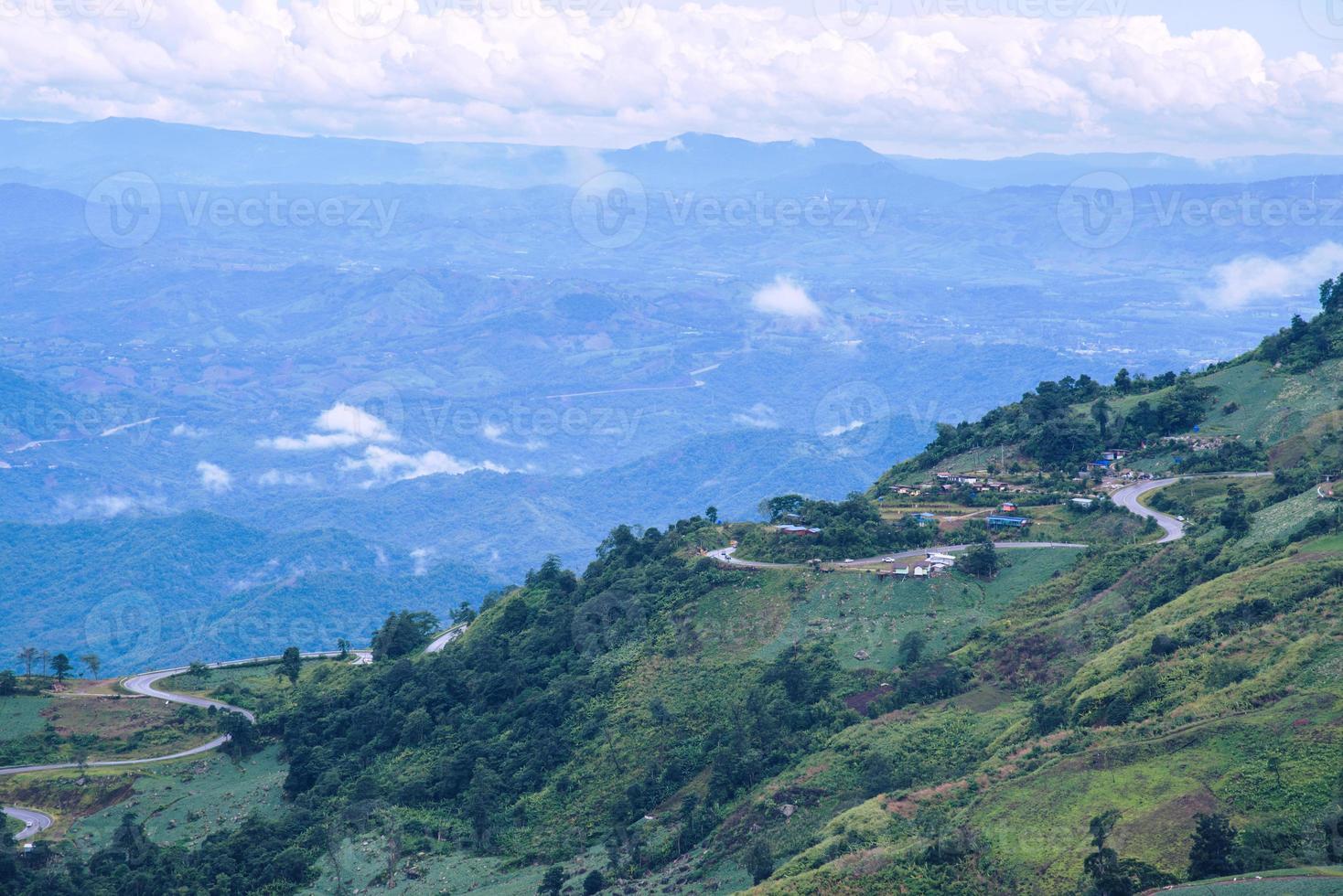 uitzicht op de bergen dorp in de vallei in de ochtend Azië tropisch. phu tubberk thailand foto