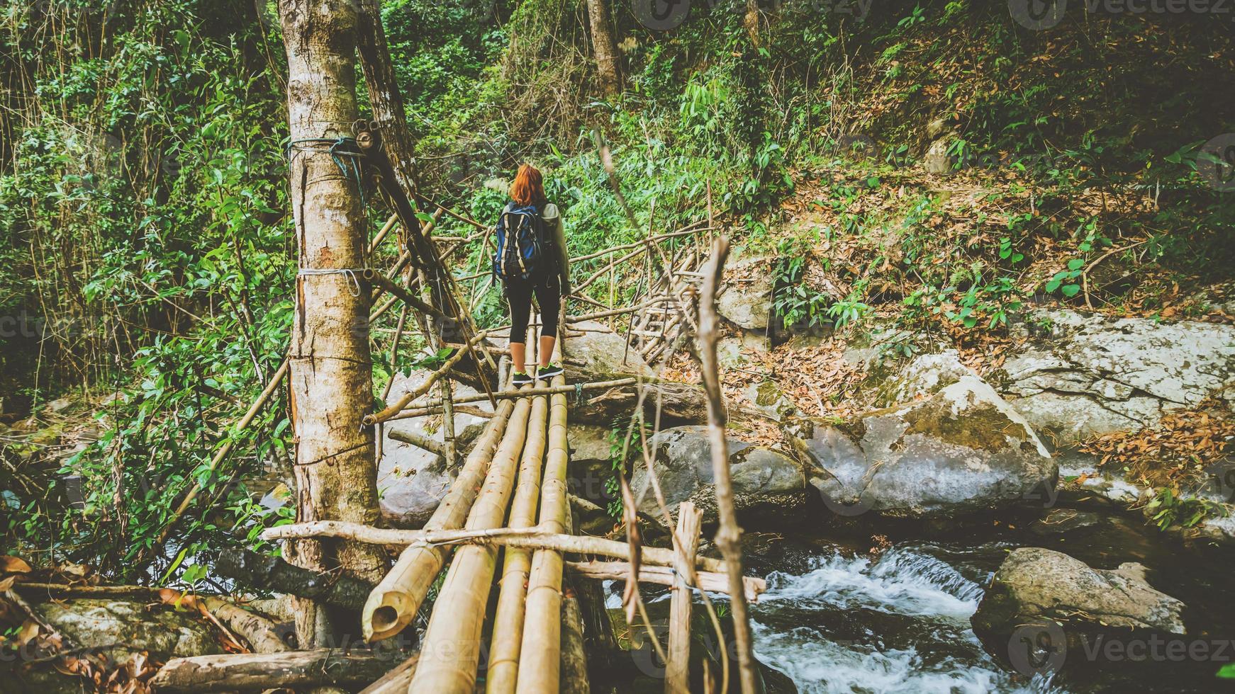 vrouw Azië reizigers reizen natuur bossen, bergen, watervallen. aziatische vrouw reizen natuur. reizen ontspannen. foto