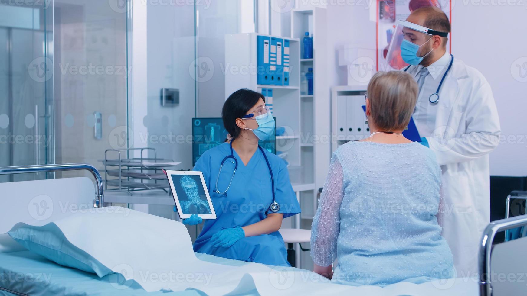 verpleegster met masker die diagnose uitlegt foto