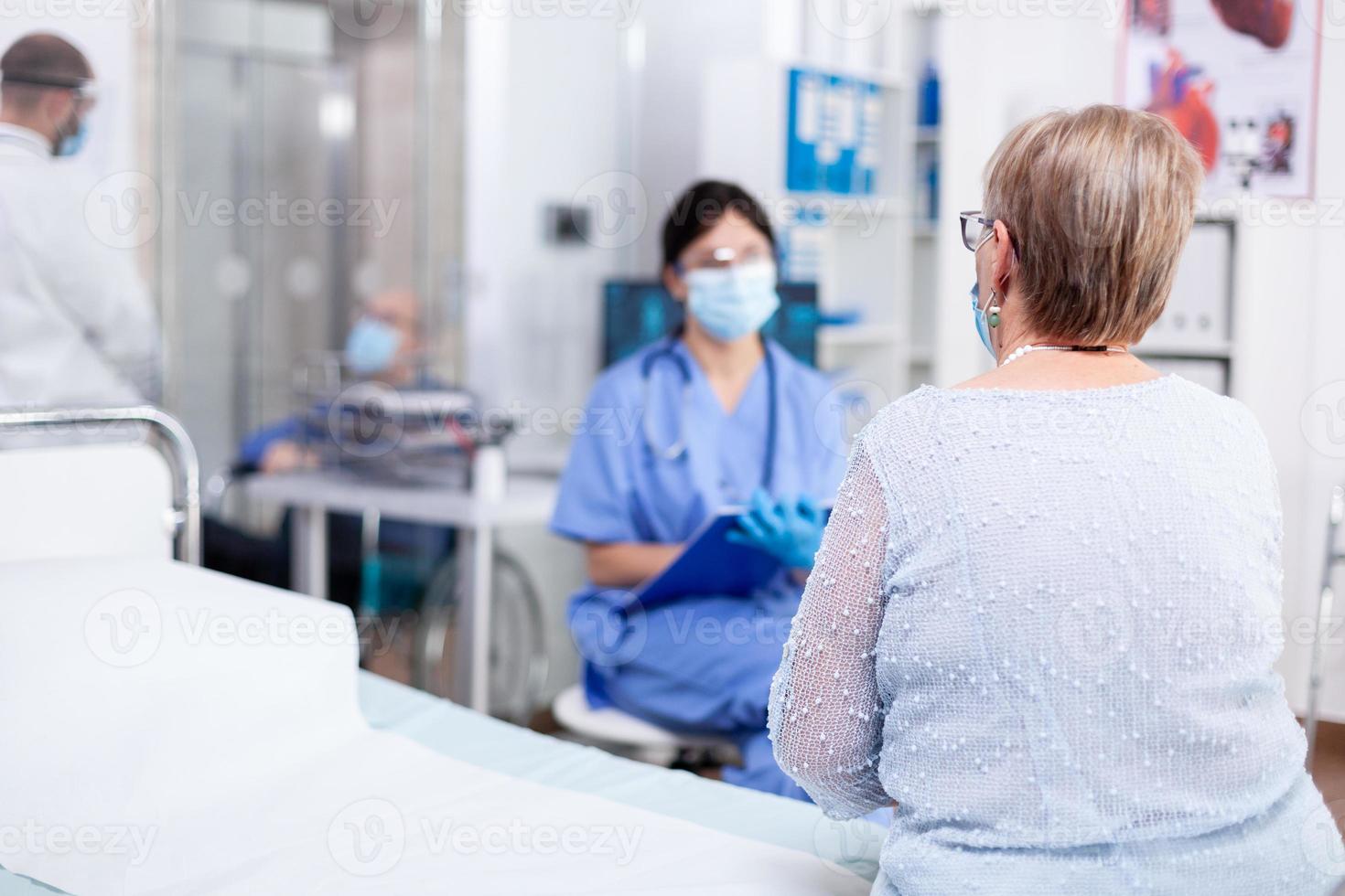 senior vrouw luisteren verpleegster foto