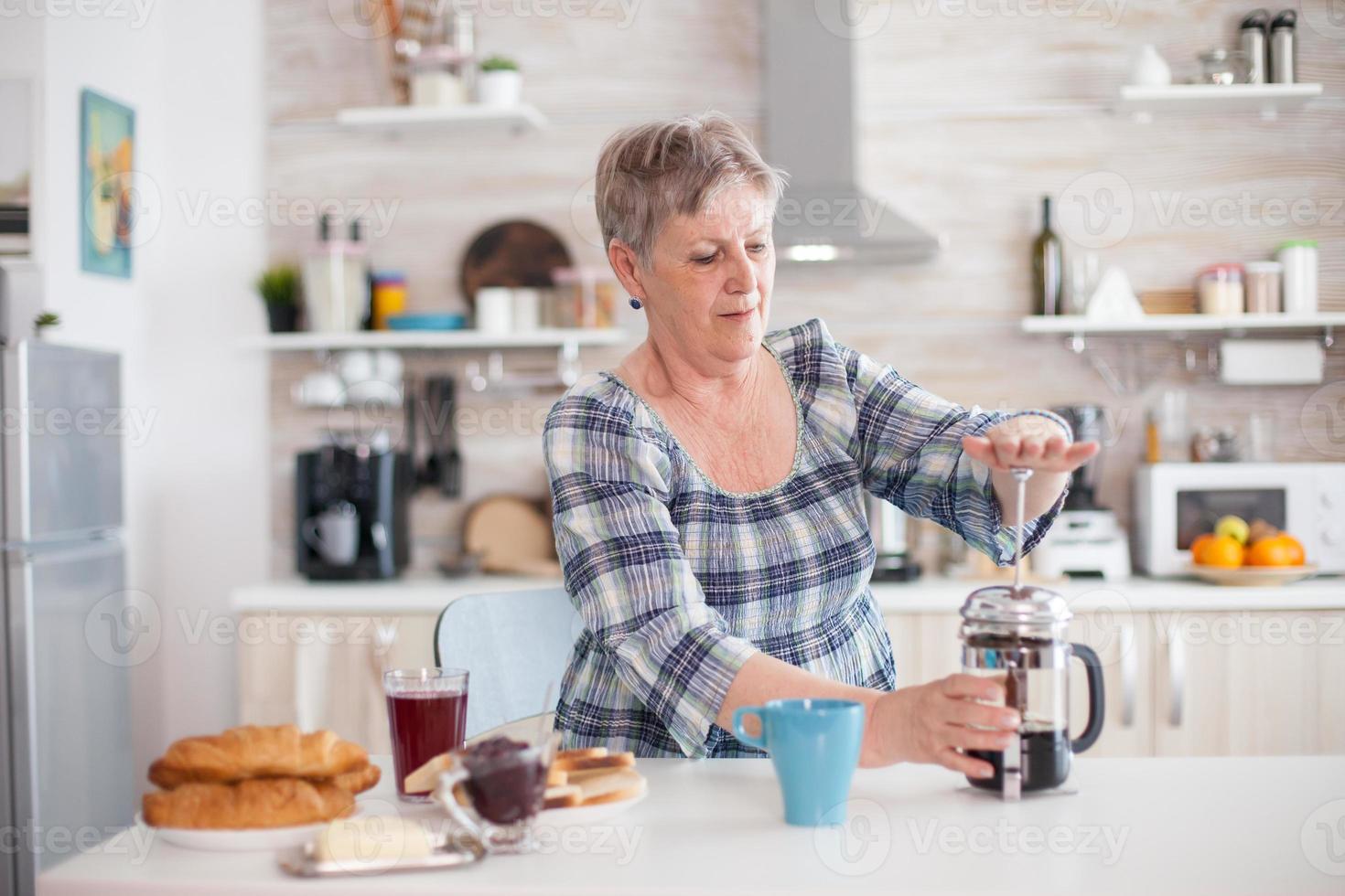 koffie zetten met french press foto