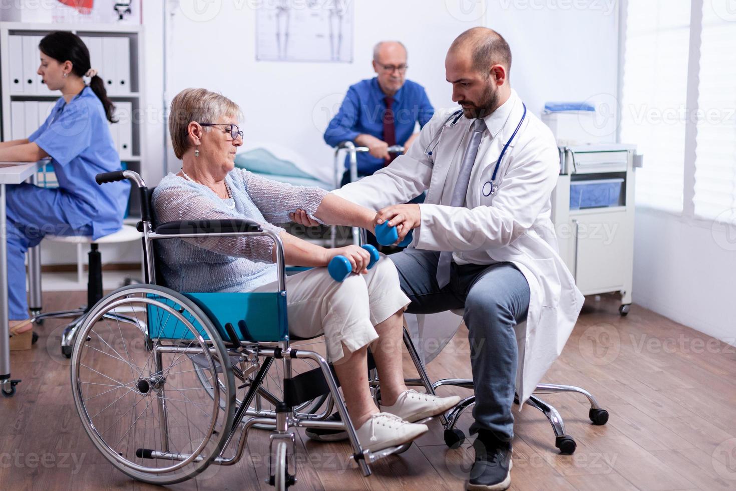 fysiotherapie voor oudere vrouw in rolstoel foto