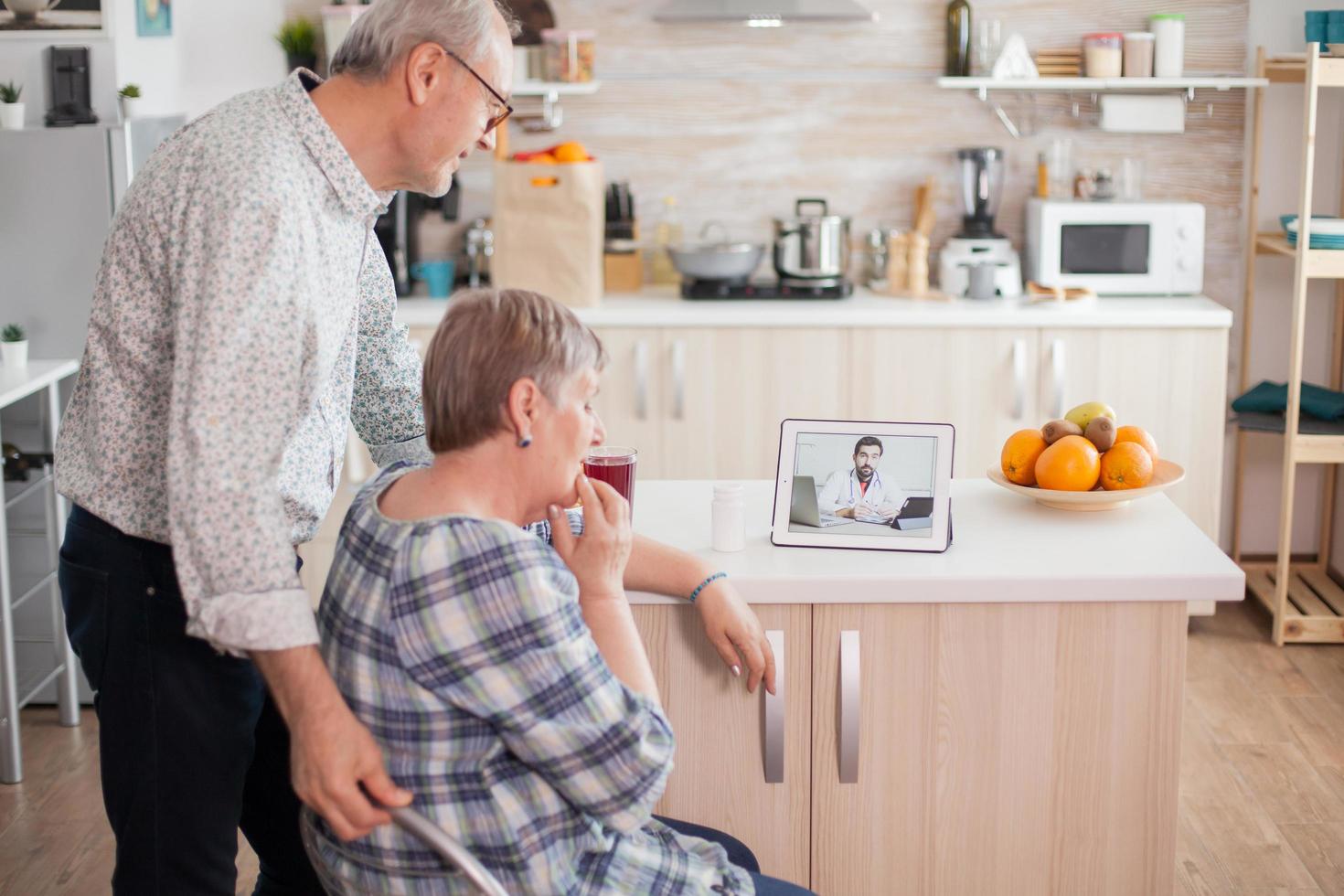 bezorgde senior vrouw bij medische controle foto