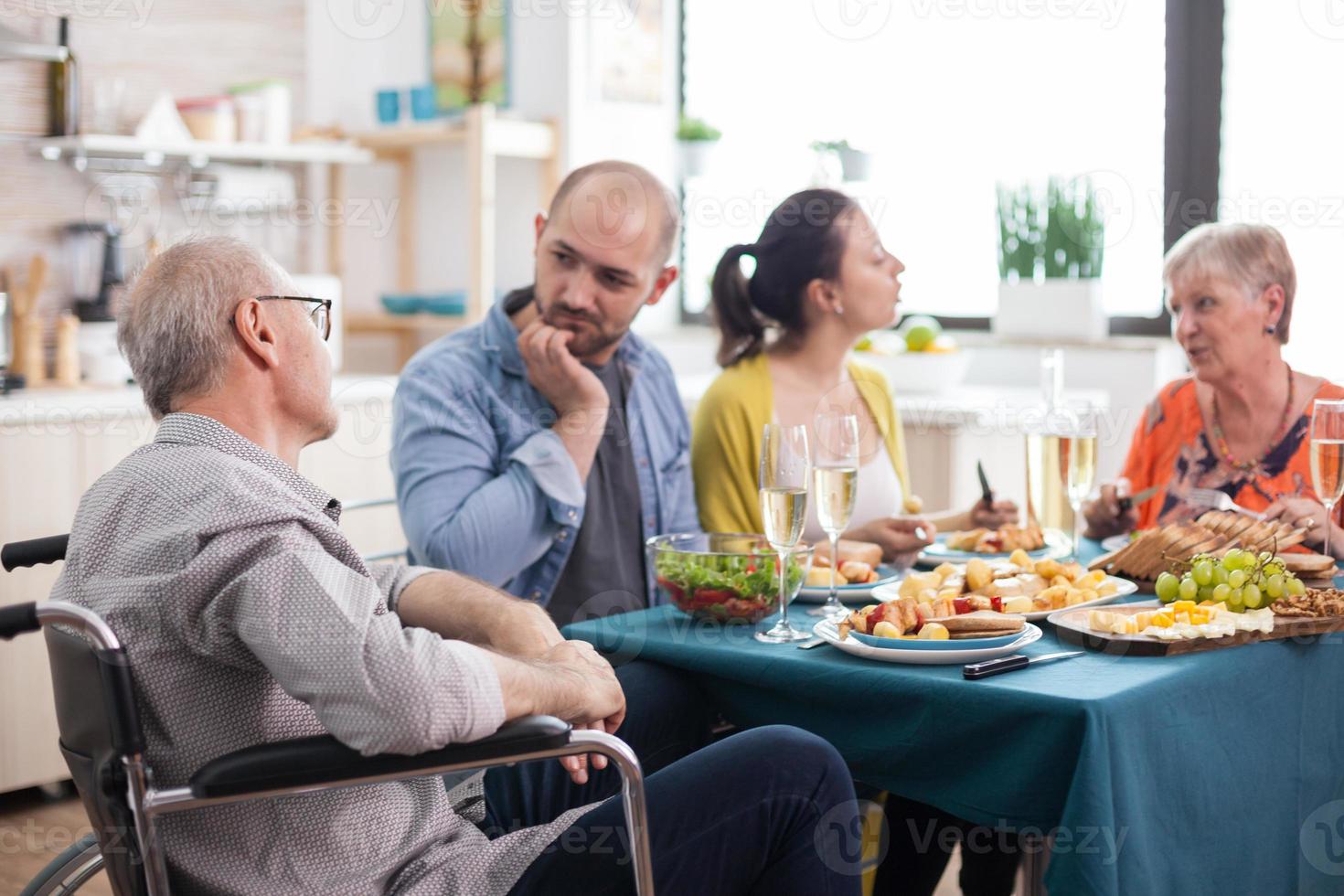 gehandicapte senior man in rolstoel foto