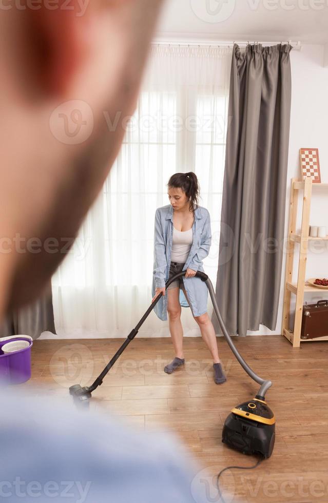 kaukasische vrouw die de vloer schoonmaakt foto