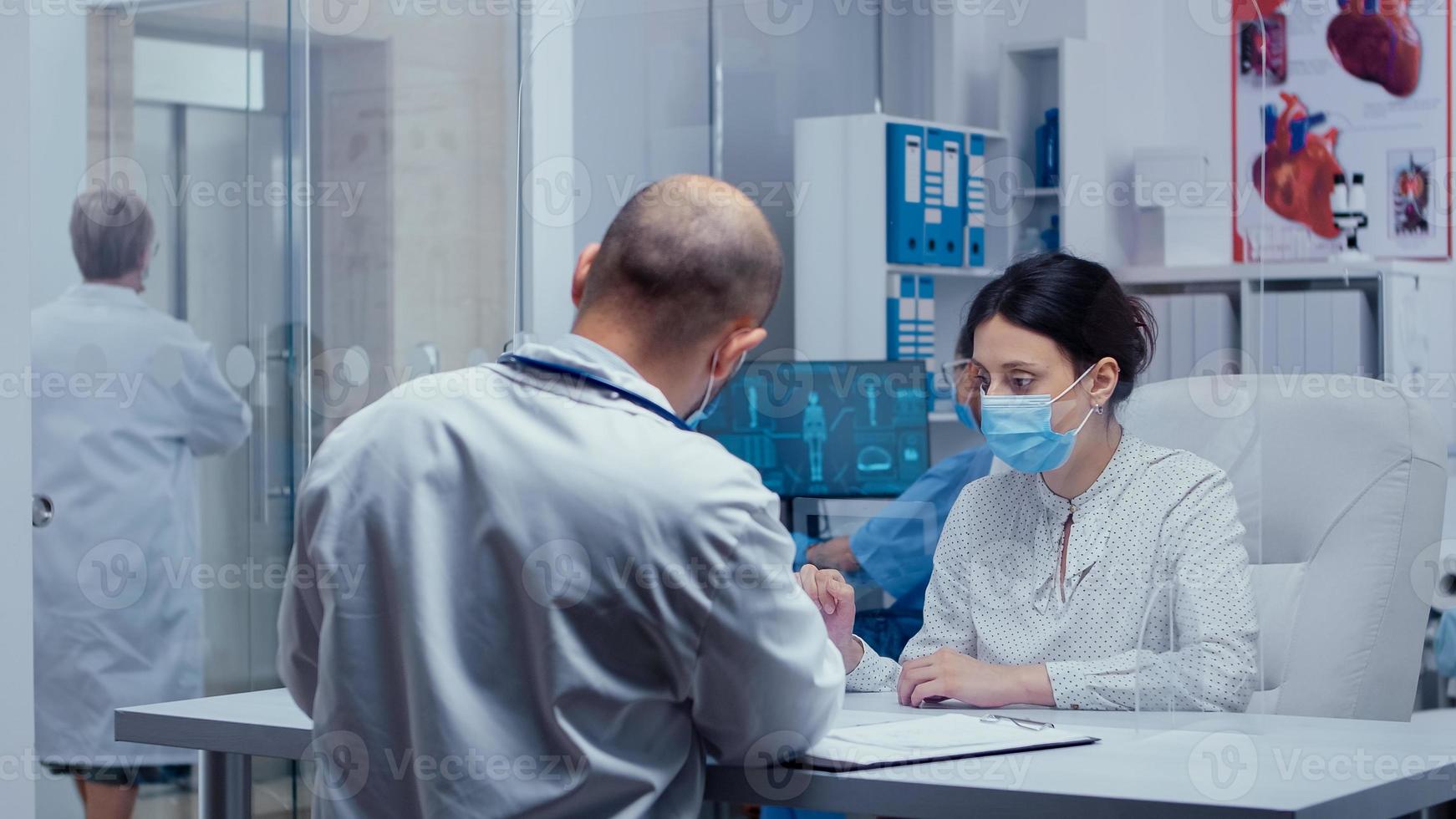 vrouw op doktersafspraak tijdens covid-19 foto