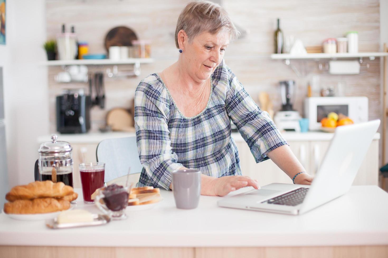 laptop gebruiken in de keuken foto