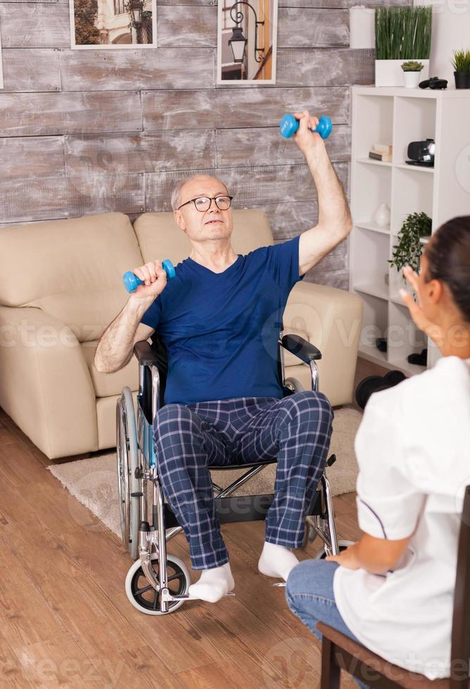 ongeldige man trainen met halter foto