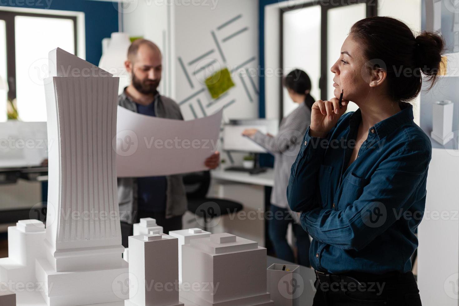 professionele architecten werken aan blauwdrukkenplan foto