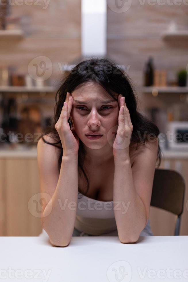 portret van overstuur vrouw met ernstige hoofdpijnpijn foto