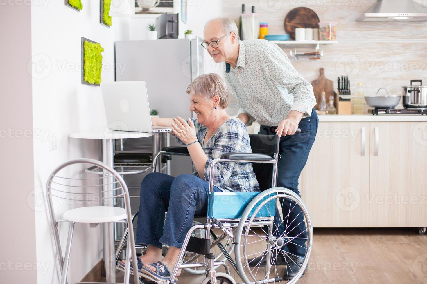 opgewonden senior paar lachen foto