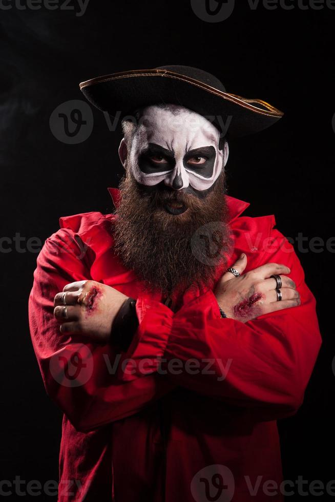 mannelijke piraat met een griezelige vermomming op zwarte achtergrond foto