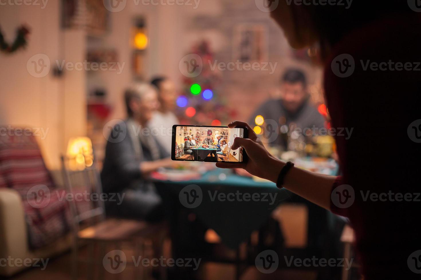 kleindochter die haar telefoon gebruikt foto