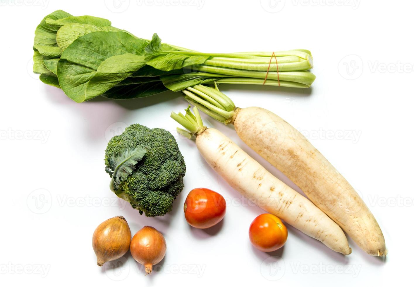 ui, tomaat, radijs, broccoli en choy sum groente op witte achtergrond foto