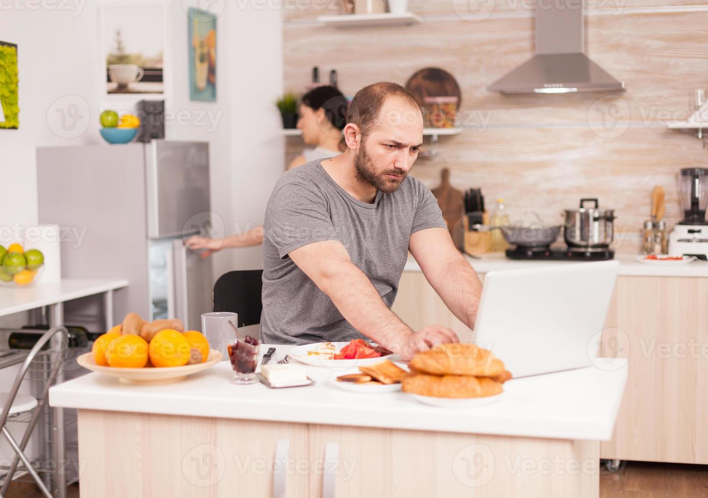 woedende freelancer die vanuit huis werkt foto