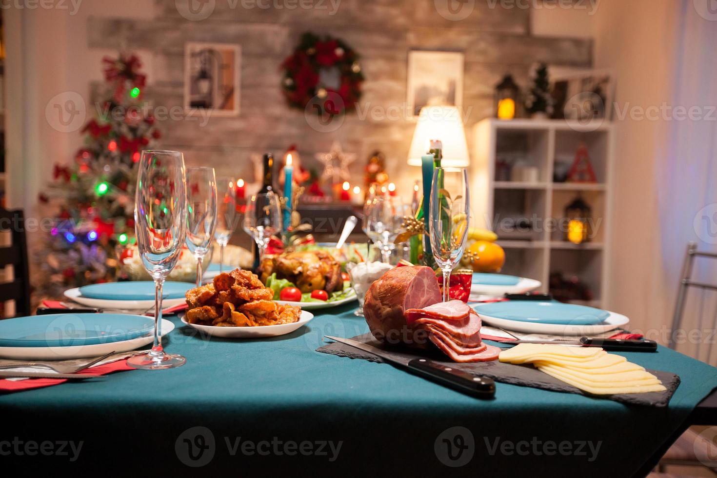 traditioneel feestelijk diner op tafel foto