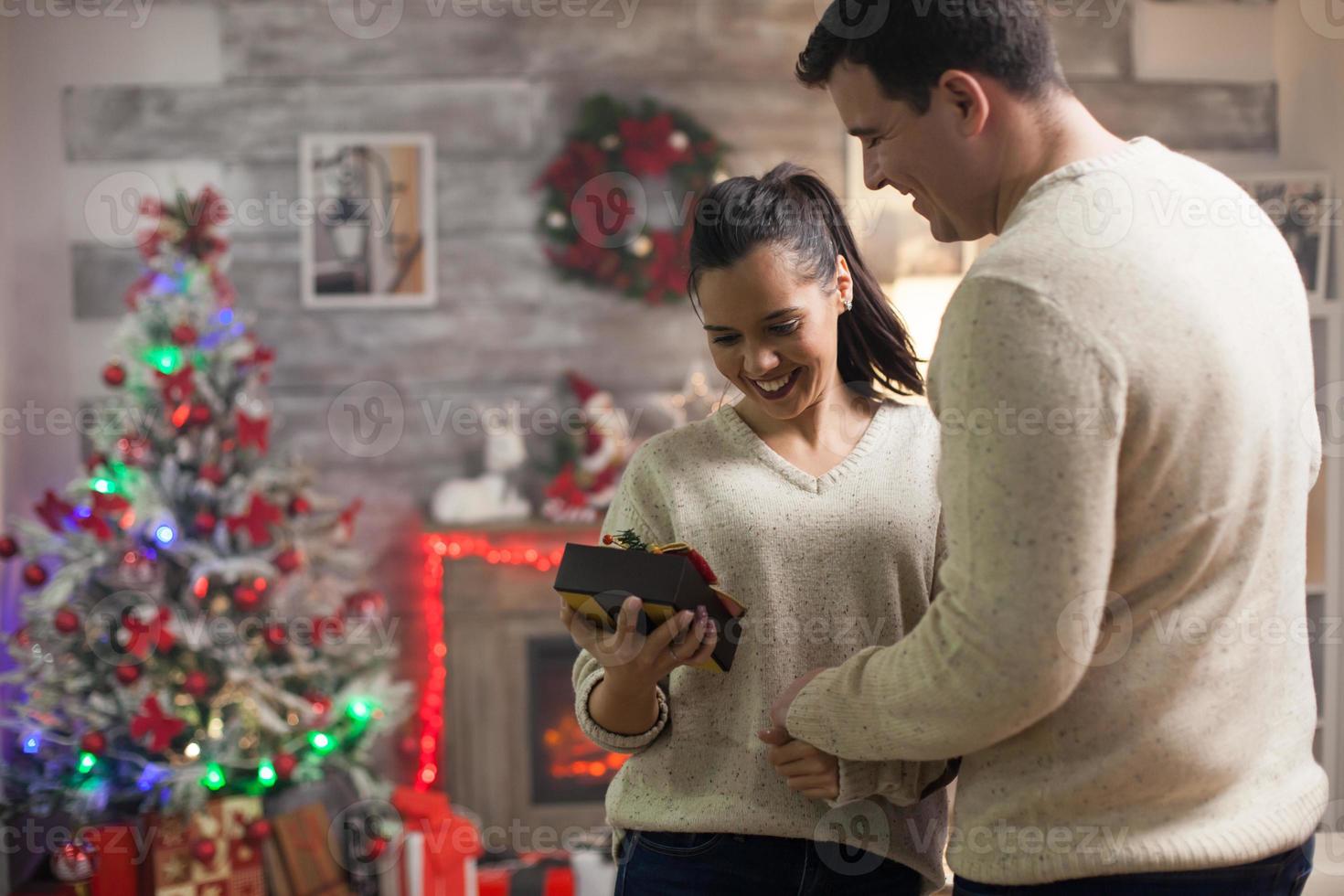 blije vriendin over haar kerstcadeau foto