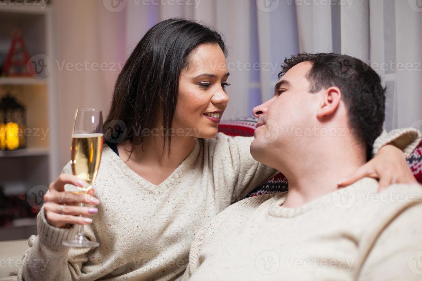 man kijkt in de ogen van haar vrouw zittend op de bank foto