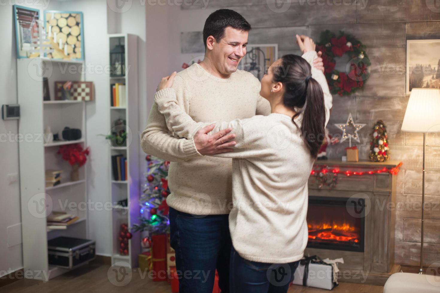 mooi Kaukasisch paar dat samen op eerste kerstdag danst foto