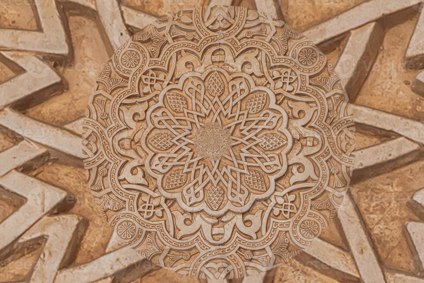 Arabische achtergrond die verwijst naar de islamcultuur. ontwerp gemaakt met droste-effect op een 13e-eeuws architectonisch detail in een moskee. foto