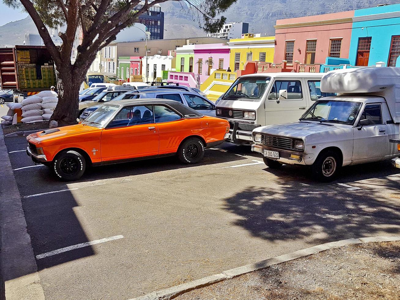 kaapstad zuid-afrika 17. januari 2018 stadsleven auto's en straten in bo-kaap, kaapstad. foto