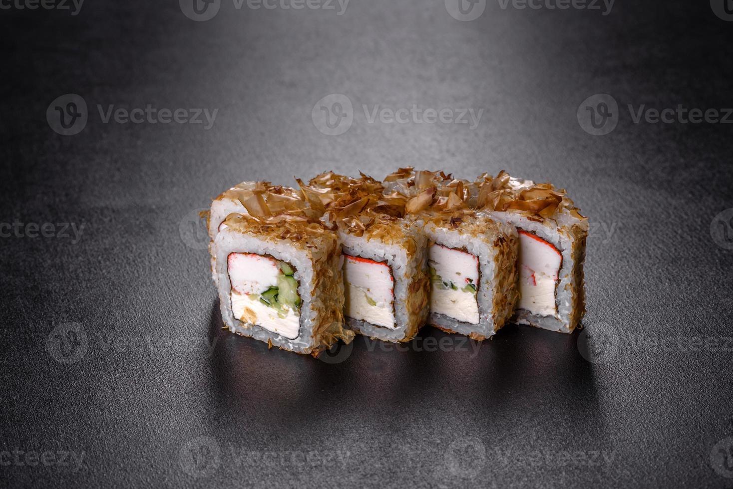 traditionele heerlijke verse sushi roll ingesteld op een zwarte achtergrond foto
