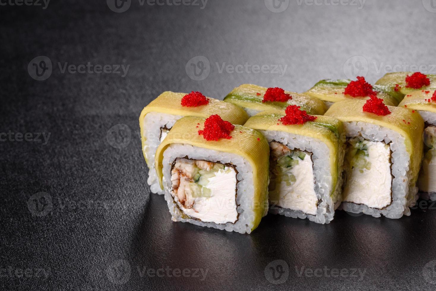 traditionele heerlijke verse sushi roll ingesteld op een zwarte achtergrond foto