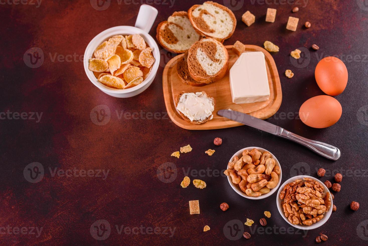 lekker en voedzaam ontbijt met granola, granen en noten. gezond eten foto