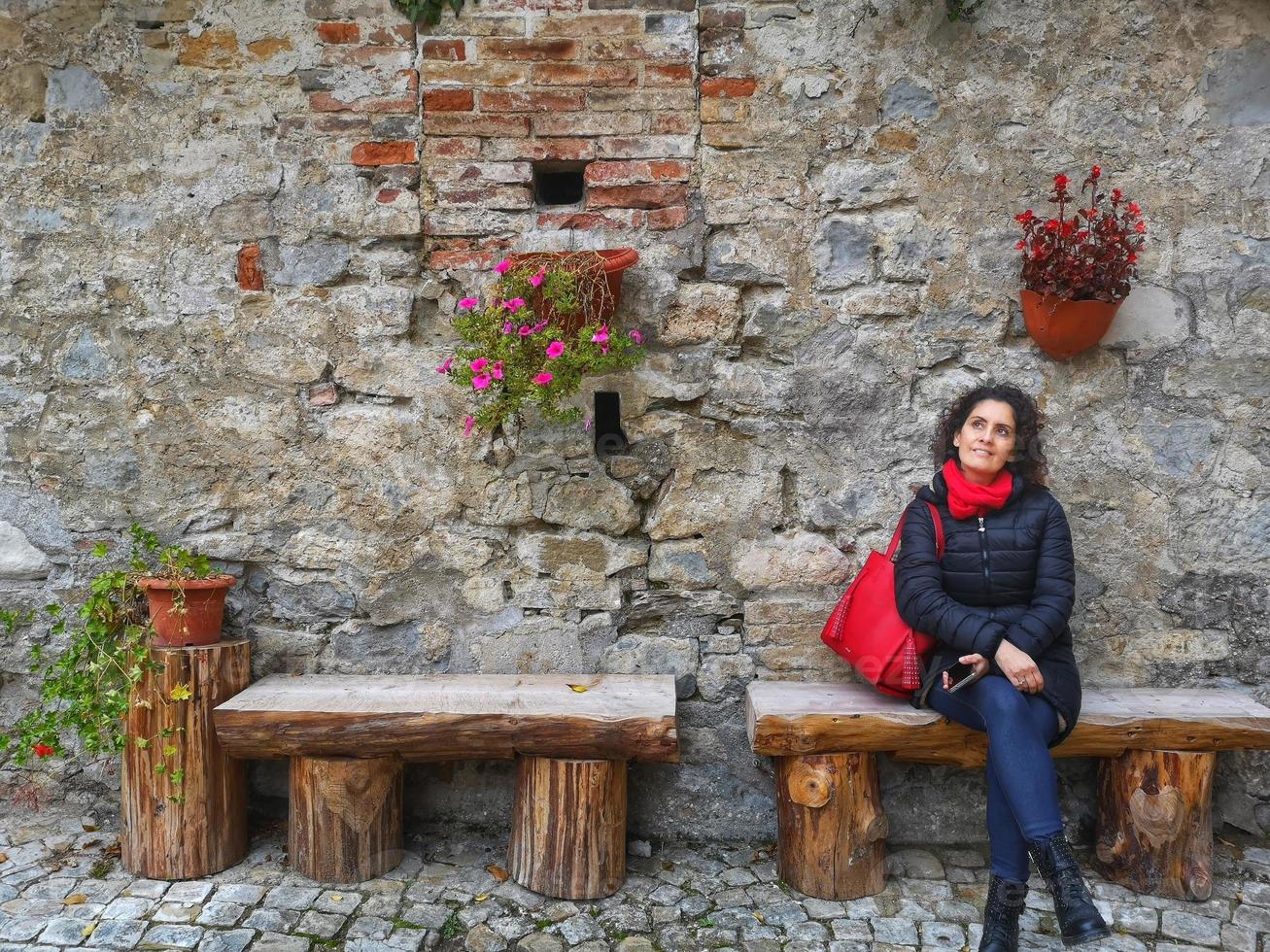 mooie toerist in montemonaco, italië? foto