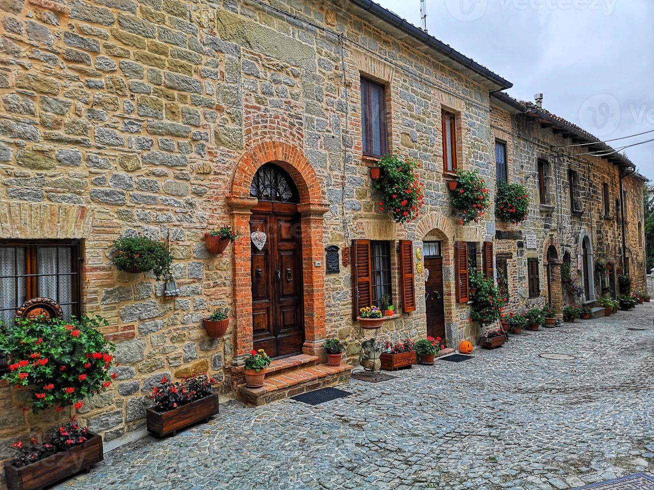 glimp van de stad montemonaco, ascoli piceno, italië foto