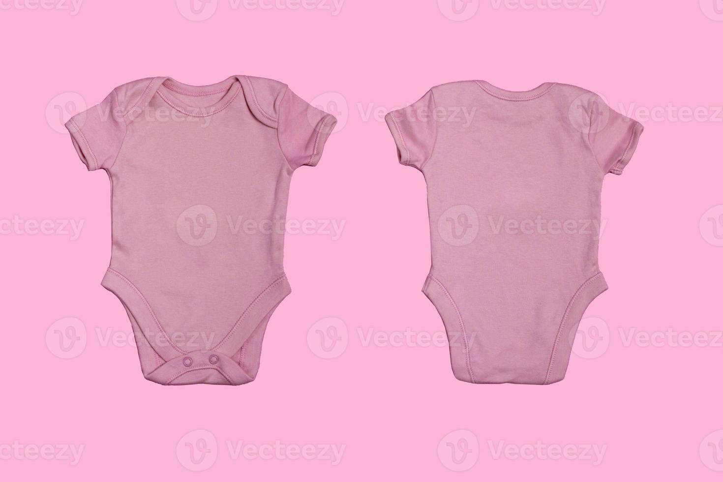 roze lege baby Romper sjabloon, close-up mockup op roze achtergrond. voor- en achterkant. baby bodysuit, jumpsuit voor pasgeborenen. uitzicht van boven foto