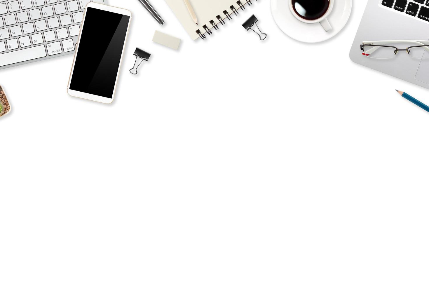 digitale marketing kantoortafel met laptopcomputer, kantoorbenodigdheden en mobiele telefoon op witte achtergrond foto