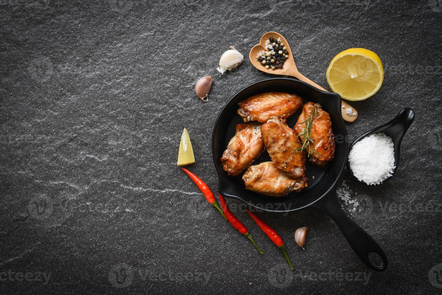 gebakken kippenvleugels met saus en kruiden en specerijen koken thai aziatisch eten rozemarijn kip gegrild. foto