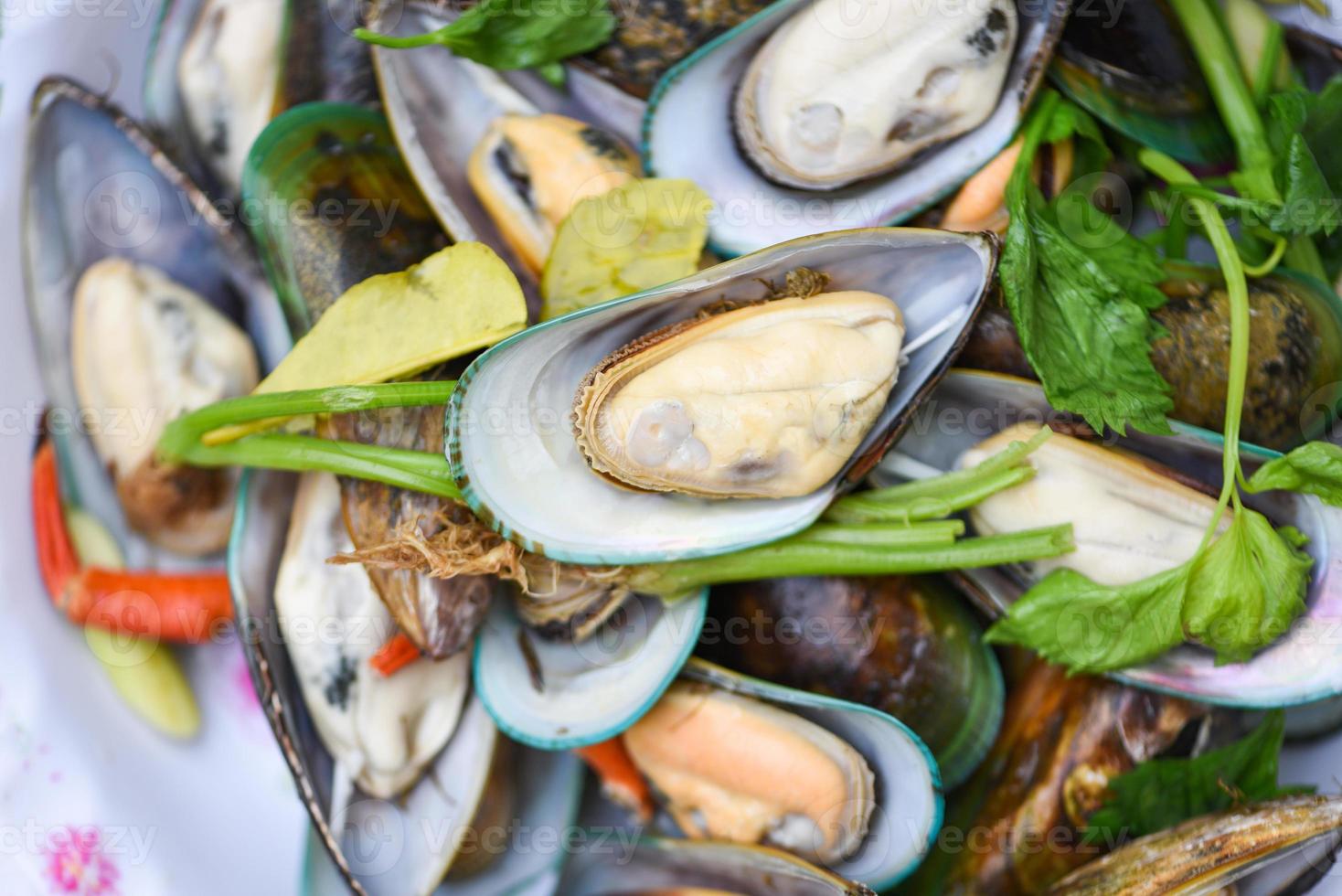 zeevruchten schaaldieren gestoomde mosselen - mosselen gekookt voedsel met kruideningrediënten foto