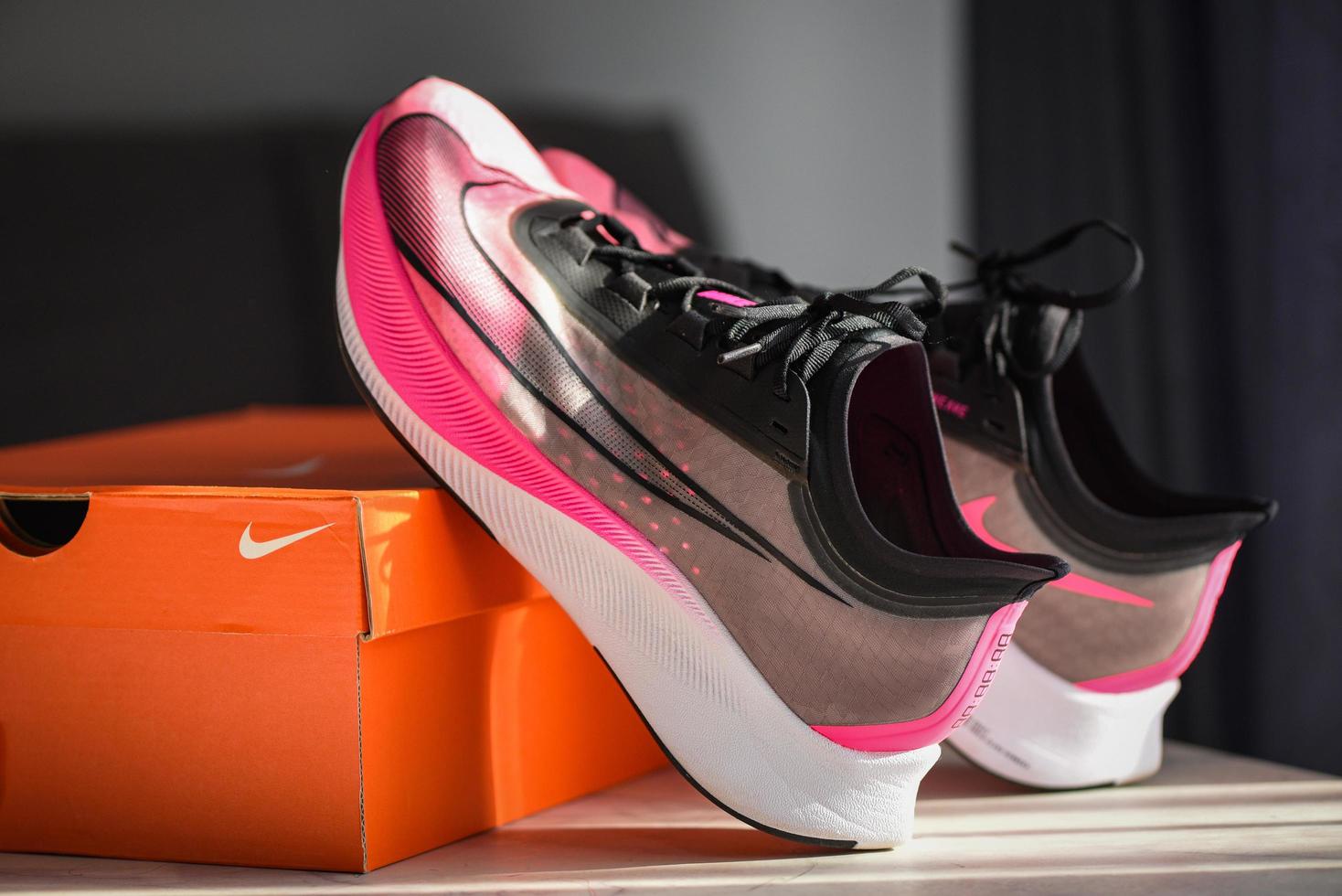 Nike hardloopschoenen, nike zoom fly 3 roze-zwart heren hardloopschoenen op doos in de winkel foto