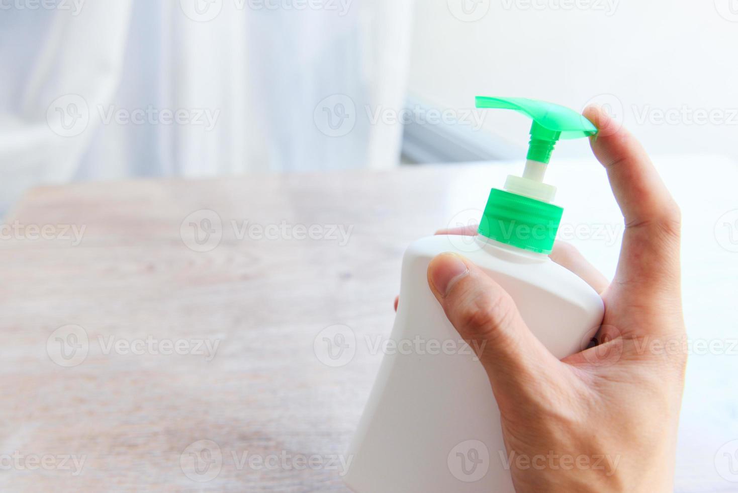 handdesinfecterend middel flesgel handen wassen hygiëne met alcoholgel of antibacteriële zeep ontsmettingsmiddel, covid-19 hygiëne voorkomen dat het virus zich verspreidt van ziektekiemen en bacteriën coronavirus preventie uitbraak foto