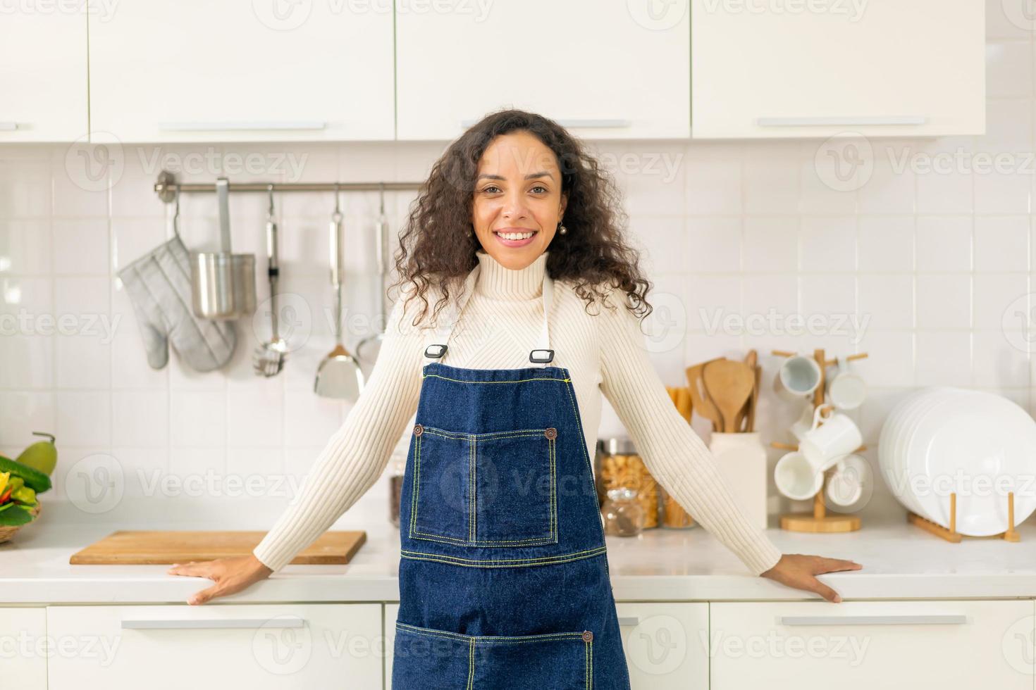 portret latijnse vrouw in keuken foto