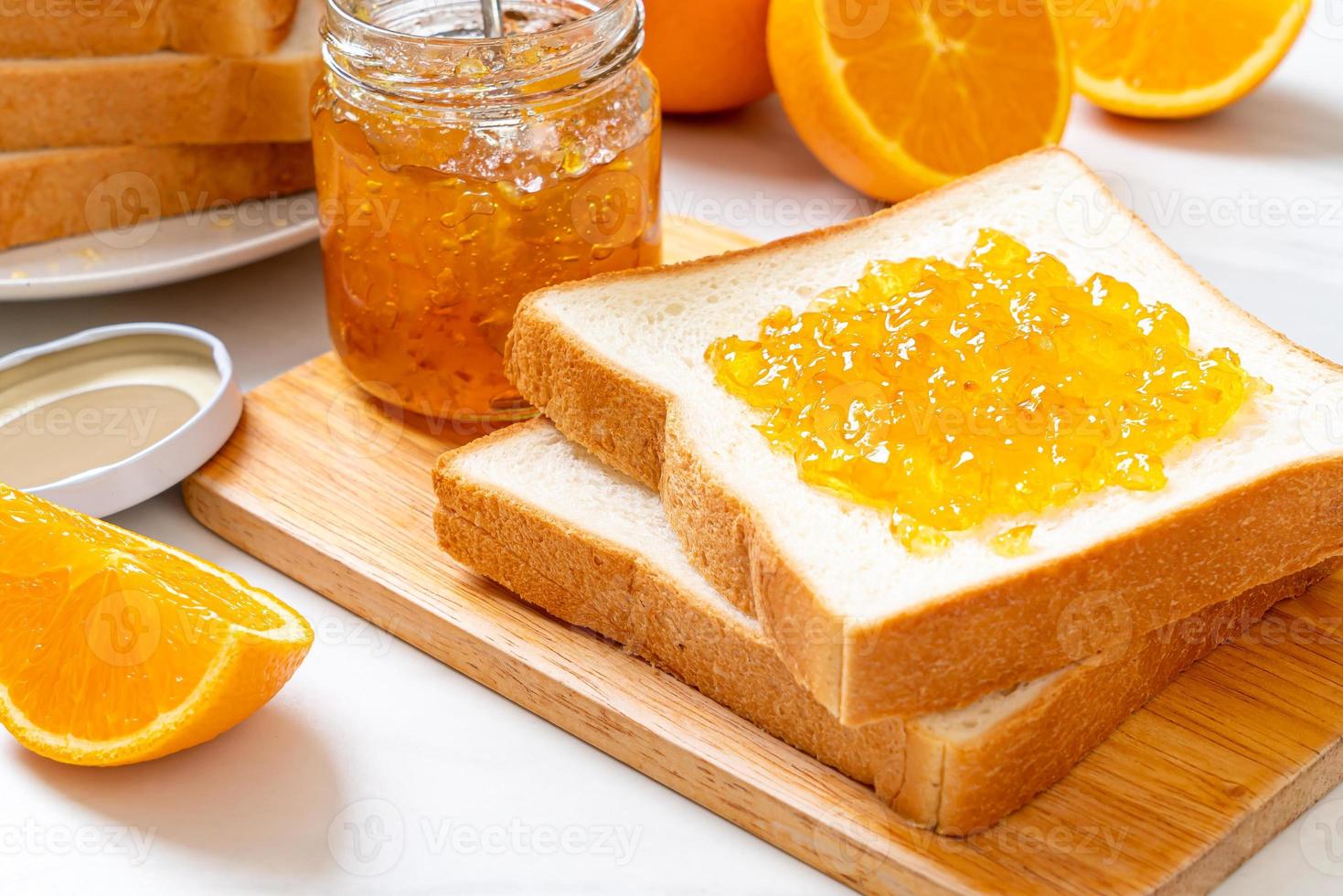 sneetjes brood met sinaasappeljam foto