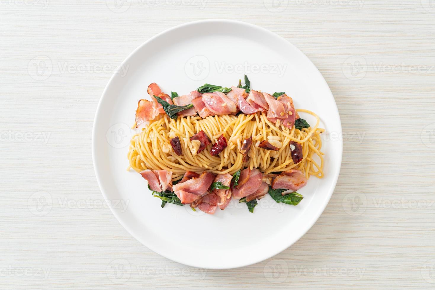 roergebakken spaghetti met gedroogde chili en spek foto
