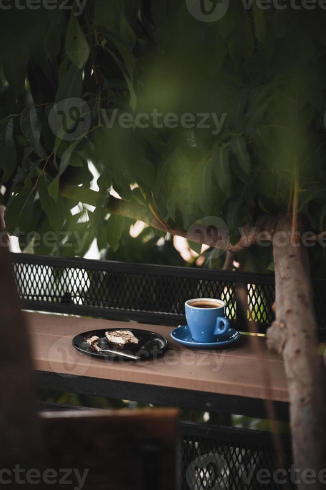 brownie en warme koffie op houten bar foto