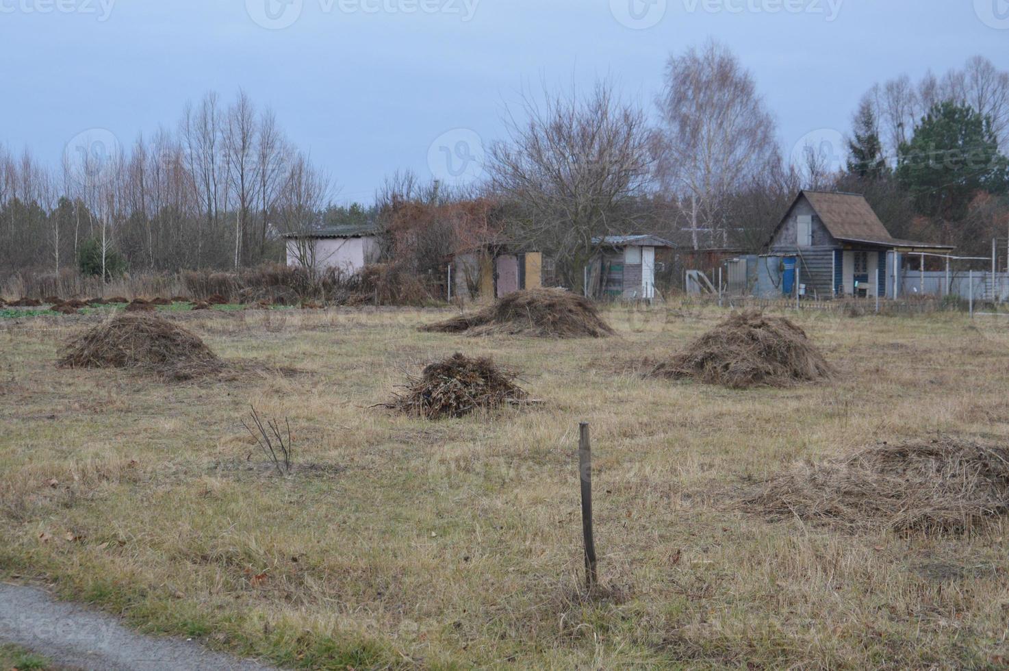 een stapel hooi en mest klaargemaakt om de moestuin voor de winter te bemesten foto