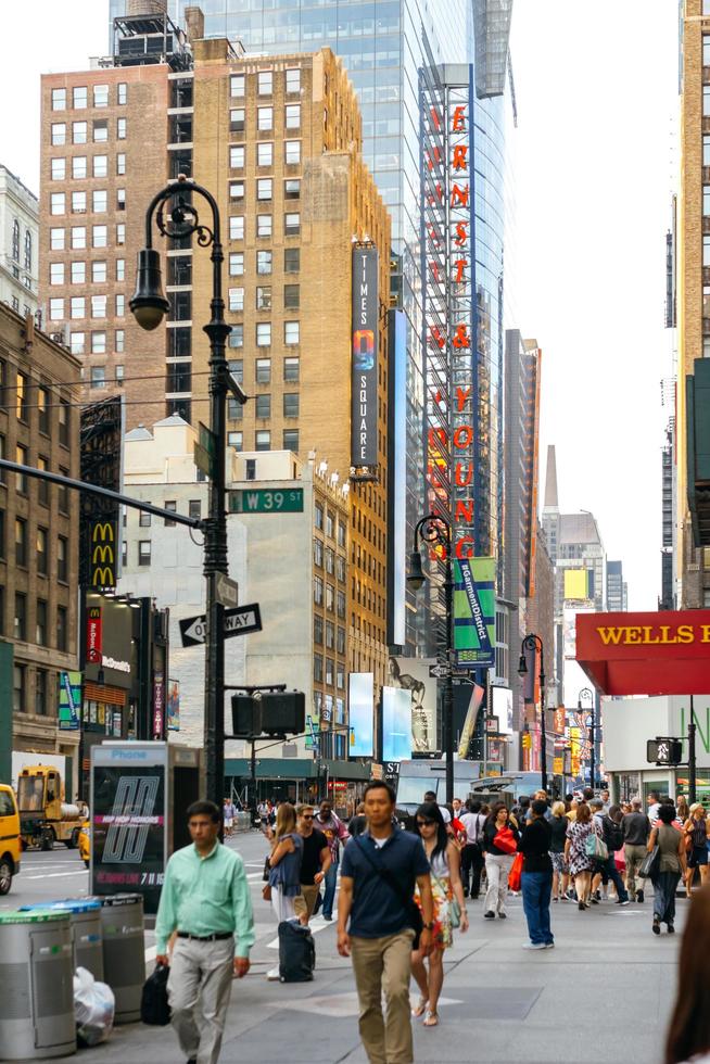 new york city, usa - 21 juni 2016. mensen lopen door 7th avenue of manhattan foto