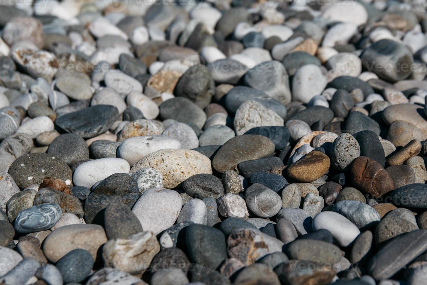 grindpatroon van gekleurde stenen. abstracte natuur kiezelstenen achtergrond. stenen achtergrond. zee kiezels strand. bovenaanzicht. foto