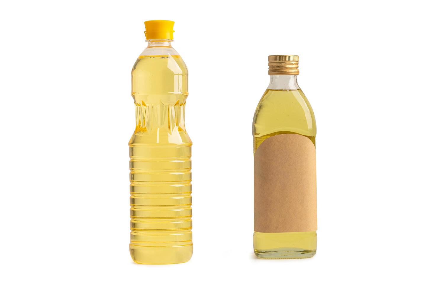 plantaardige olie met olijfolie in verschillende fles voor het koken geïsoleerd op een witte achtergrond met uitknippad. foto