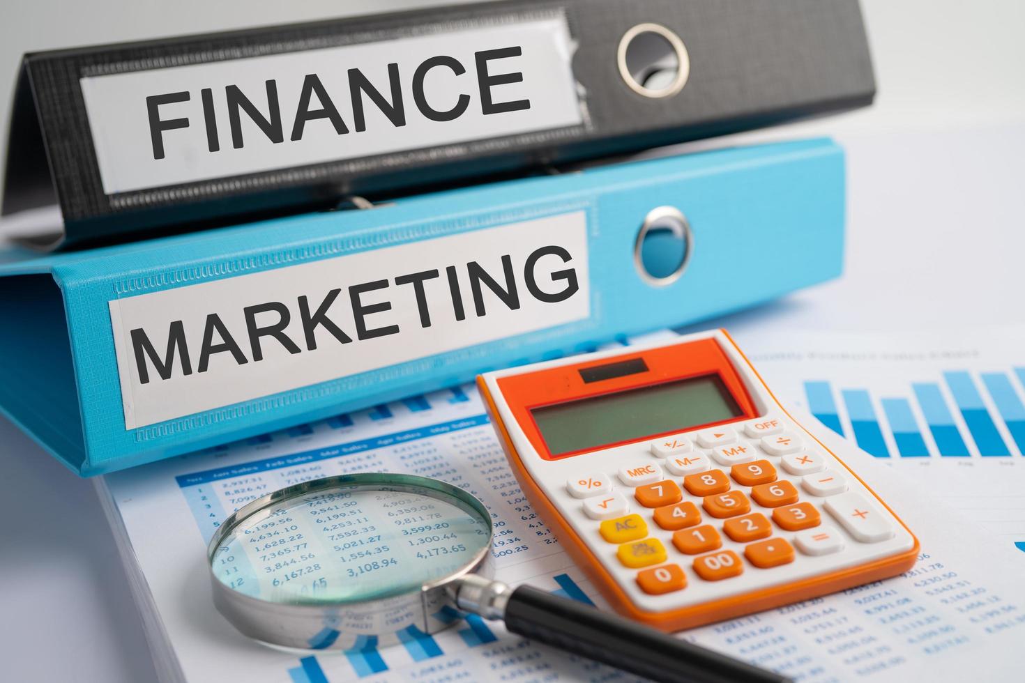 salaris, werknemer. binder data finance rapport business met grafiekanalyse op kantoor. foto