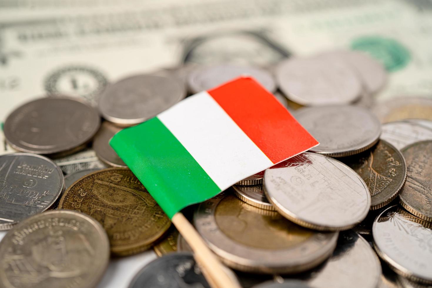 vlag van italië op munten achtergrond, business en finance concept. foto