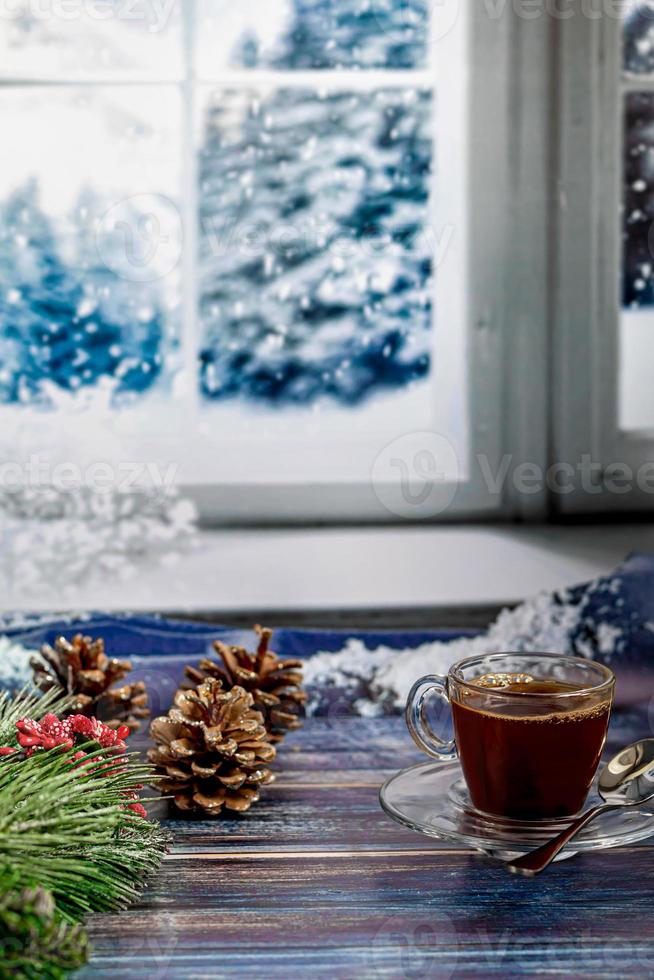 een kopje aromatische koffie met bruine suiker, kerstversiering, takken van een kerstboom. vakantie concept nieuwjaar. op een houten achtergrond. foto