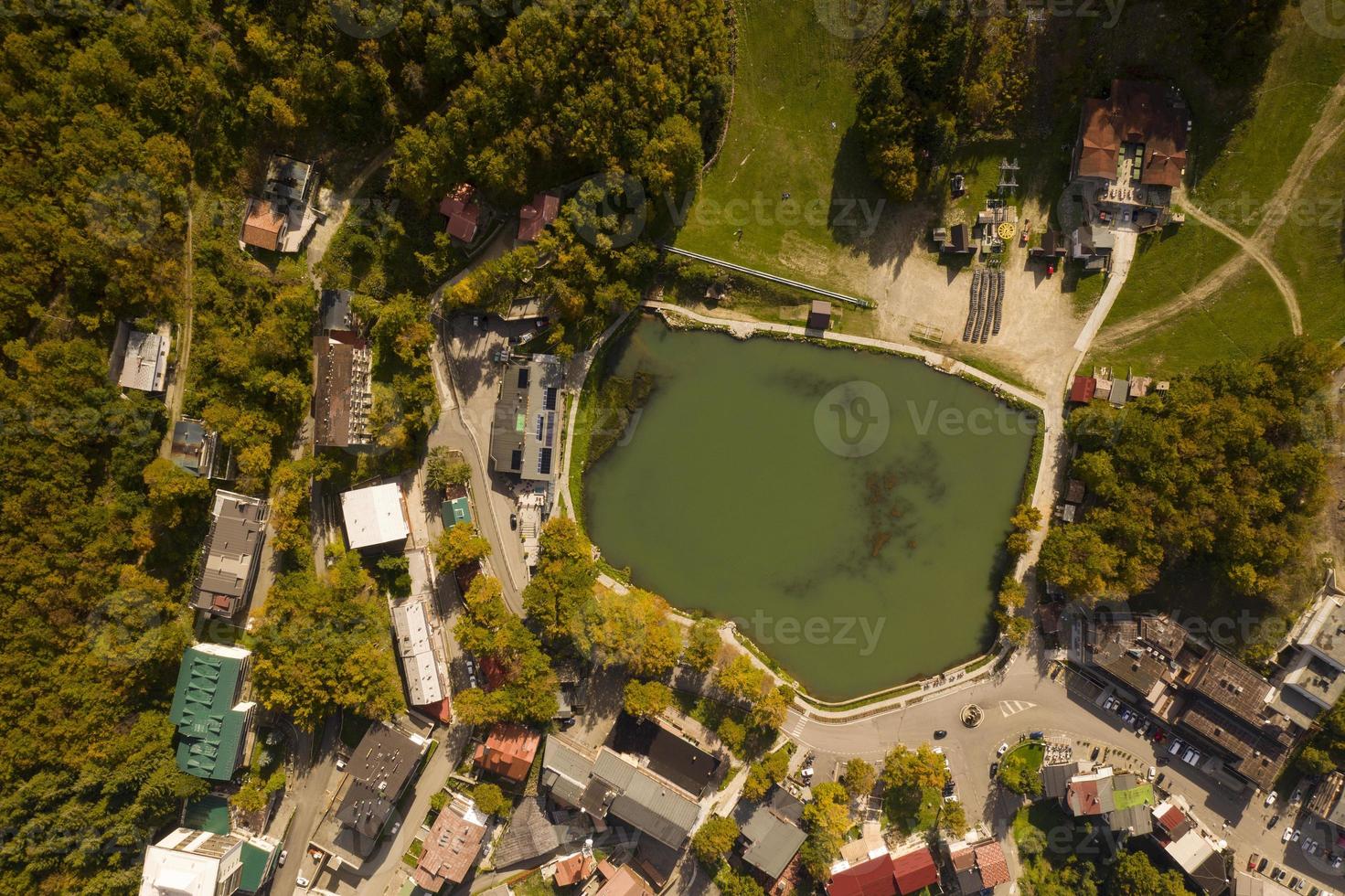 meer van Cerretano in het centrum van het dorp Cerreto laghi gefotografeerd vanuit de lucht met drone foto